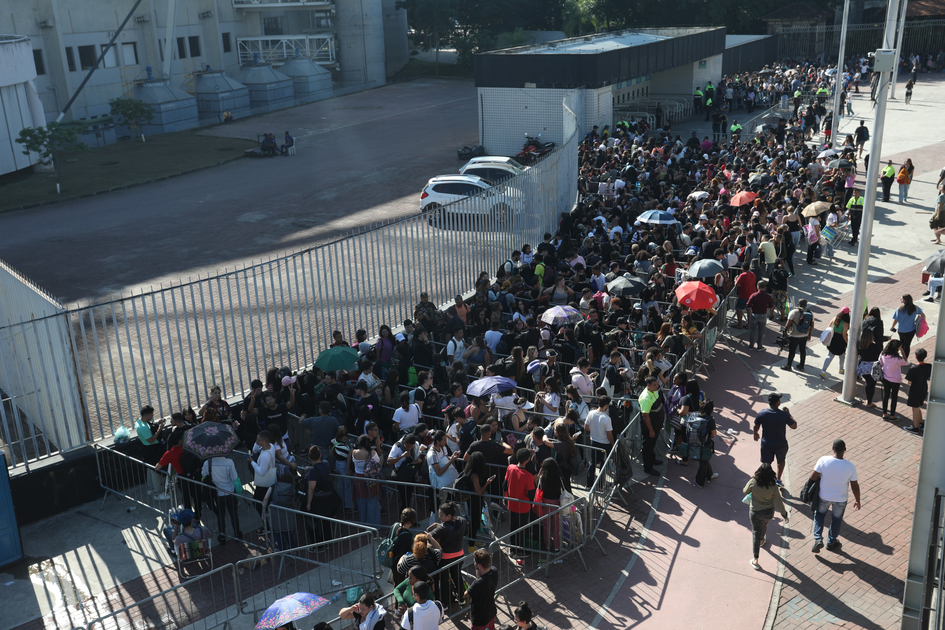 Fãs da cantora Taylor Swift acampam na frente do Estádio Nilton Santos para comprar ingressos para o show da cantora. Nesta Sexta-feira (09). - Pedro Ivo/Agência O Dia
