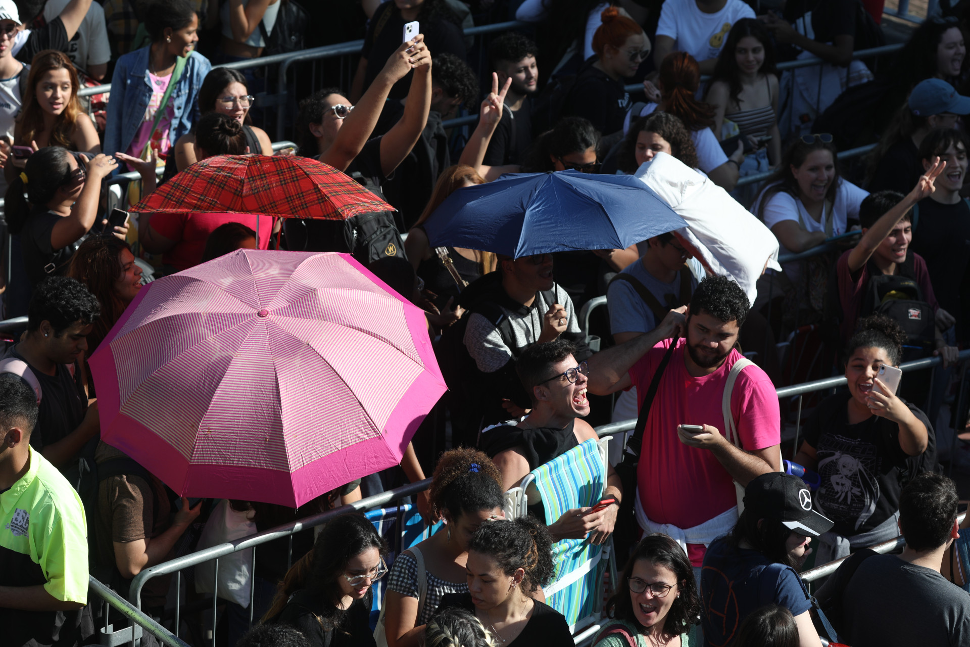 Fãs da cantora Taylor Swift acampam na frente do Estádio Nilton Santos para comprar ingressos para o show da cantora. Nesta Sexta-feira (09). - Pedro Ivo/Agência O Dia