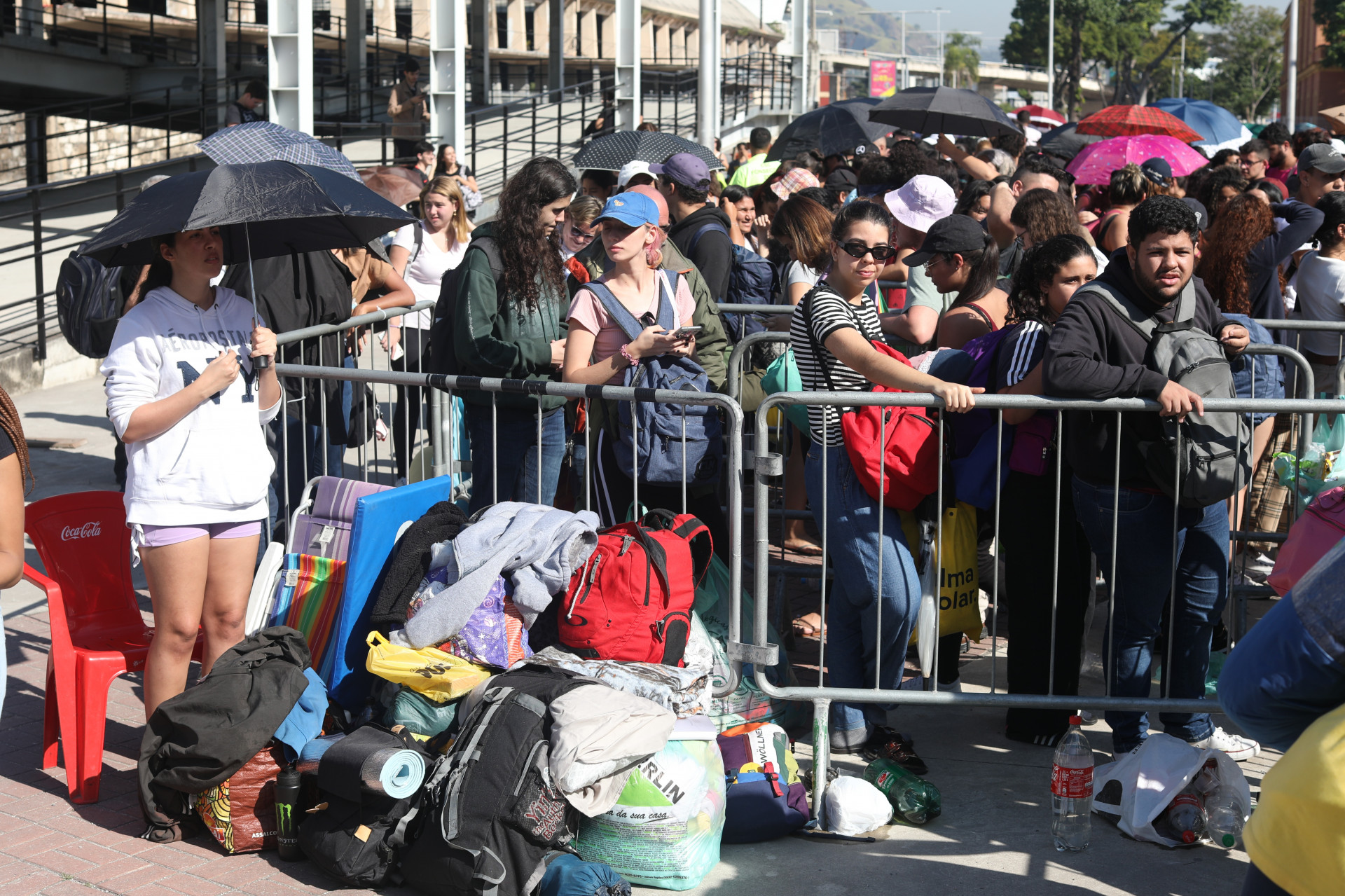 Fãs da cantora Taylor Swift acampam na frente do Estádio Nilton Santos para comprar ingressos para o show da cantora. Nesta Sexta-feira (09). - Pedro Ivo/Agência O Dia