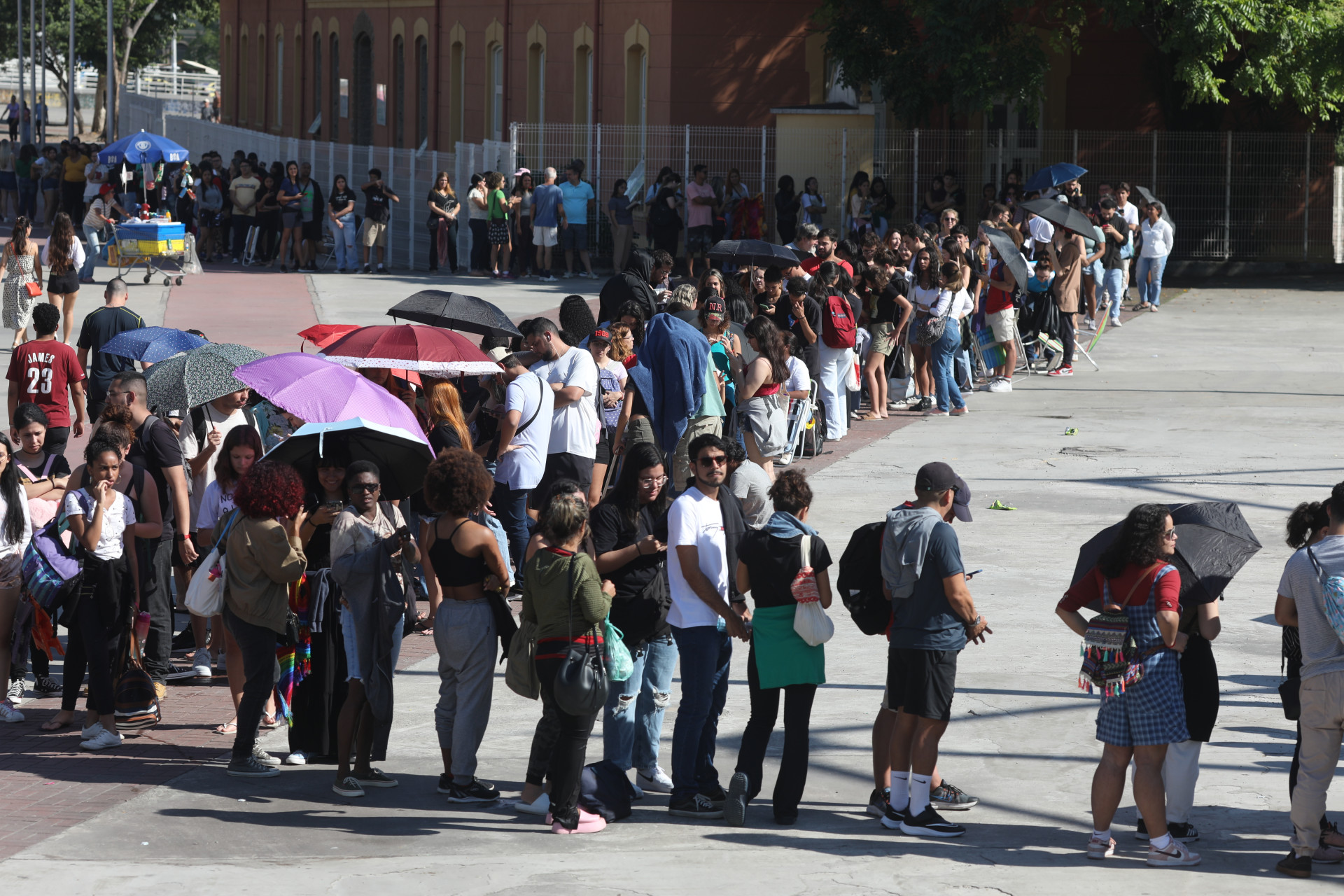 Fãs da cantora Taylor Swift acampam na frente do Estádio Nilton Santos para comprar ingressos para o show da cantora. Nesta Sexta-feira (09). - Pedro Ivo/Agência O Dia