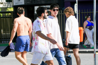 Johnny Massaro curte passeio ao lado do namorado em Ipanema