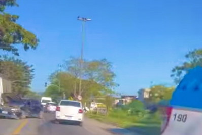 Colisão entre viatura da PM e veículo de passeio na RJ-106, em Rio das Ostras, sem feridos