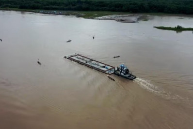 Indígenas cercam e retêm embarcações petroleiras na Amazônia peruana