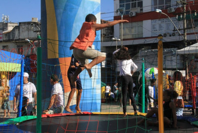 Fiéis e famílias se reúnem para confecção de tapetes de Corpus Christi