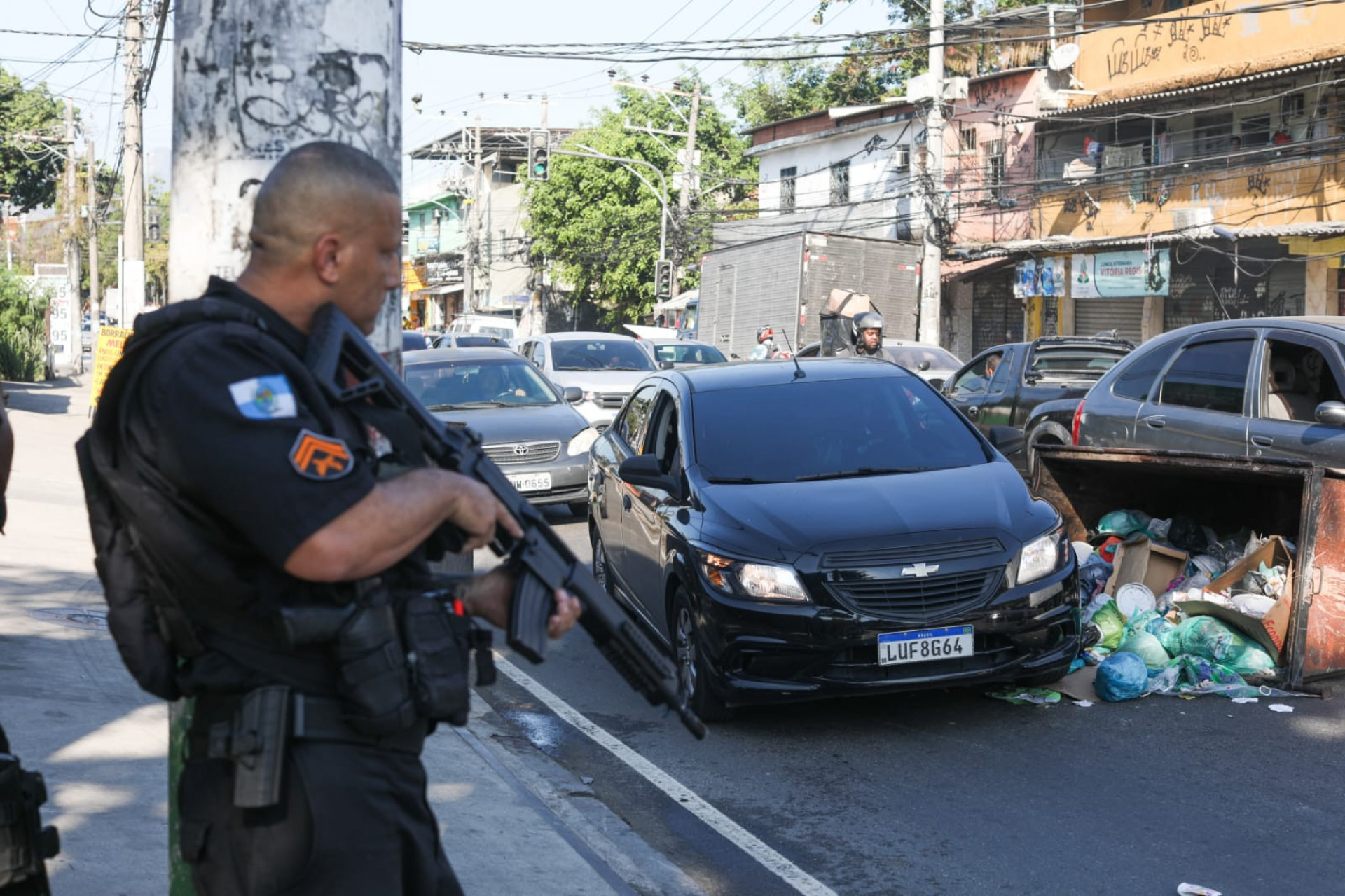 Policiais do 18&ordm; BPM (Jacarepagua) fazem opera&ccedil;&atilde;o na Cidade de Deus, na Zona Oeste do Rio, na tarde desta sexta-feira (8) - Pedro Ivo/ Ag&ecirc;ncia O Dia