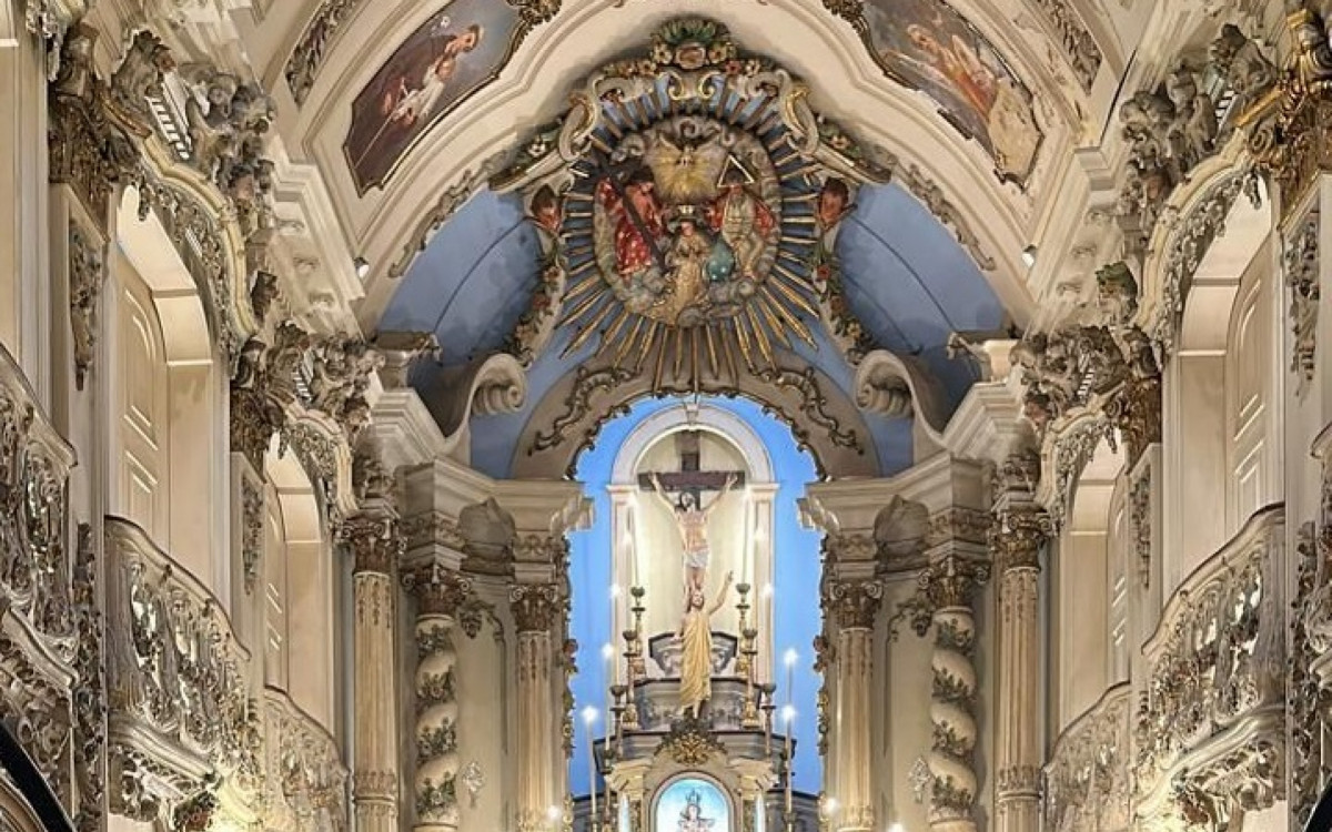 Parte interna da igreja ap&oacute;s a reforma