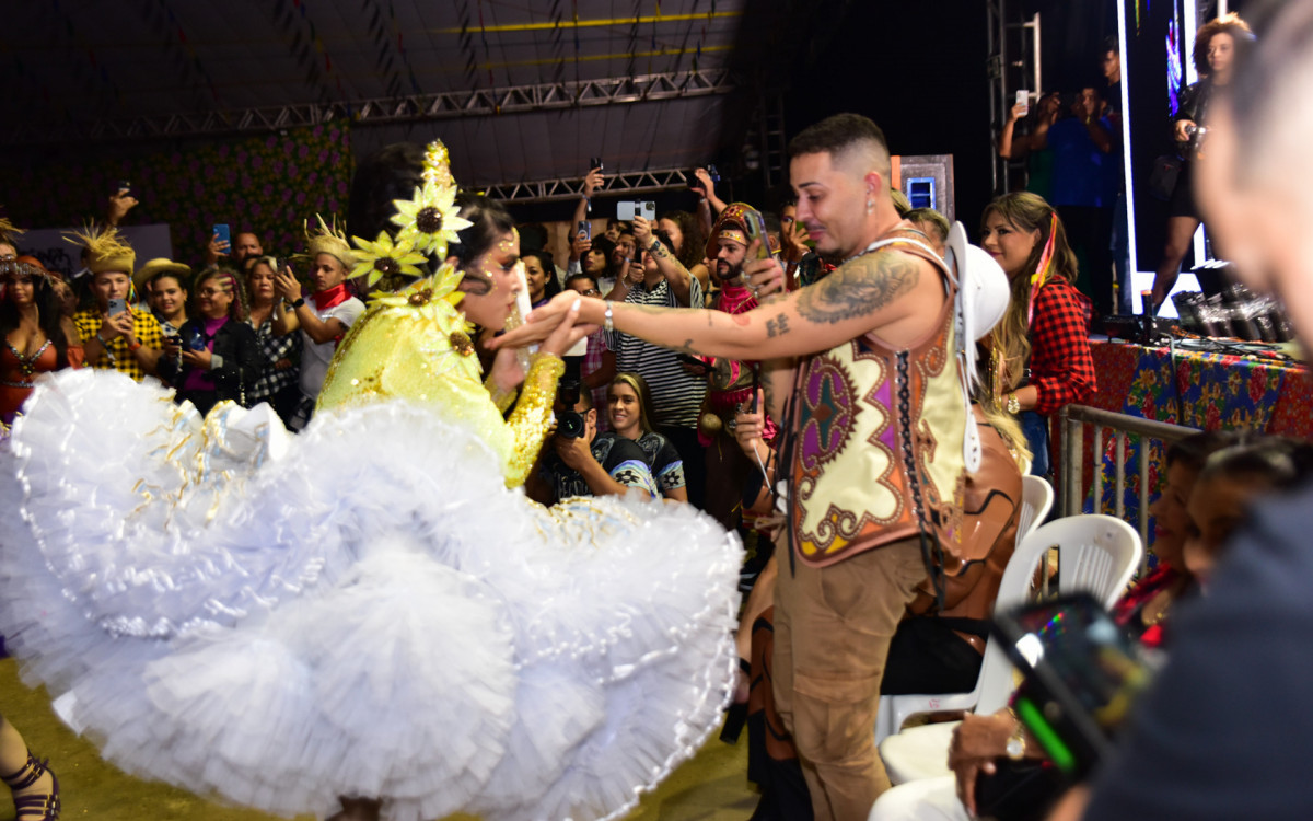 Carlinhos Maia se diverte durante o \'Arraial da Vila\'