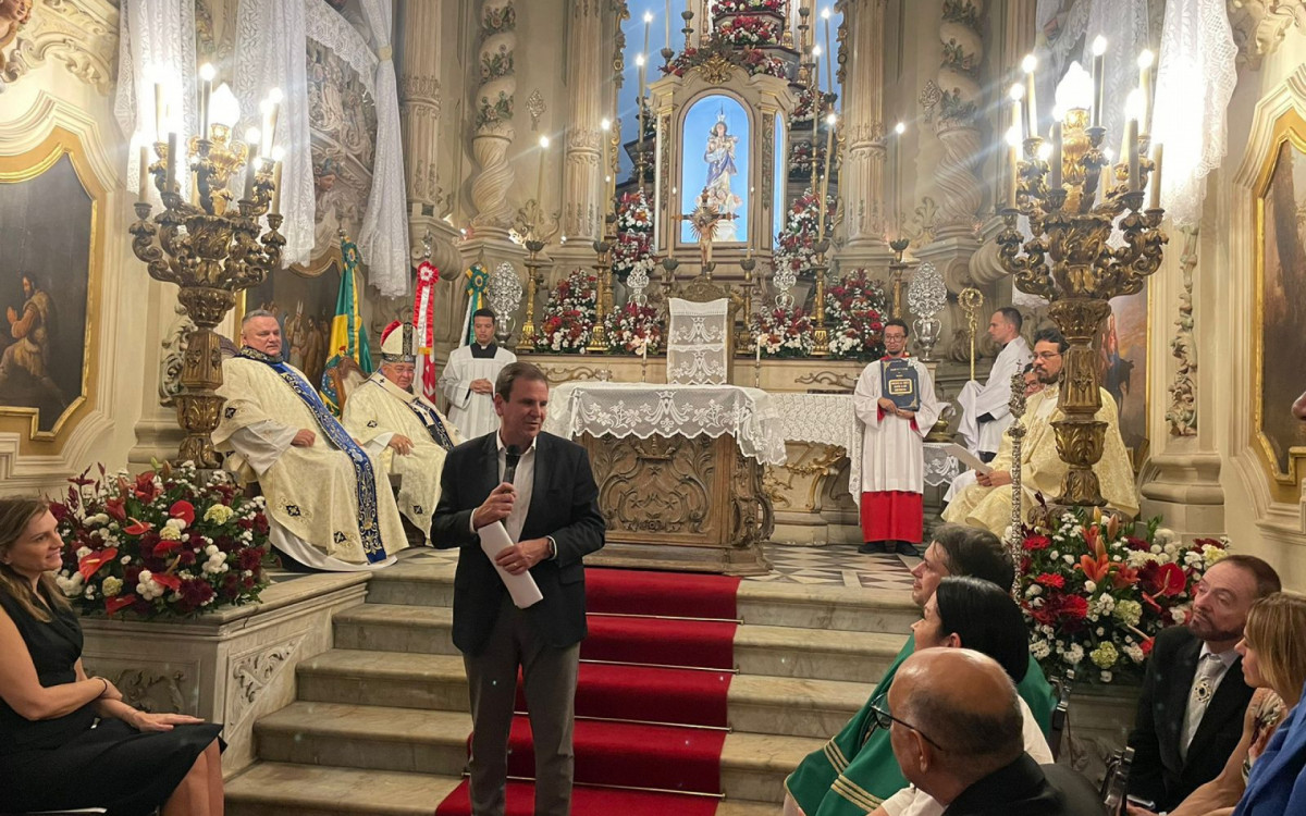 Prefeito Eduardo Paes (PSD) esteve na noite deste sábado (10) na reabertura da Igreja de Nossa Senhora da Lapa dos Mercadores, no Centro do Rio - Anna Clara Sancho / Agência O Dia