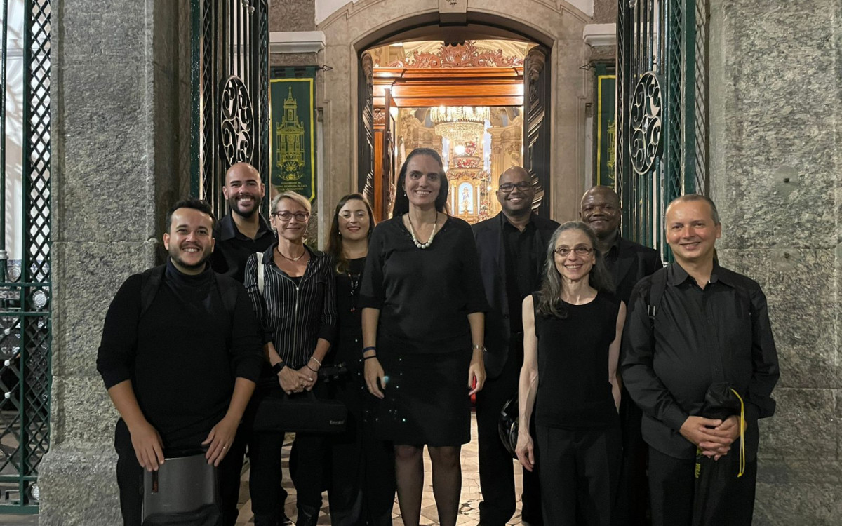 Juliana Sucupira (no centro) cantou na reabertura da Igreja de Nossa Senhora da Lapa dos Mercadores neste sábado (10) - Anna Clara Sancho / Agência O Dia