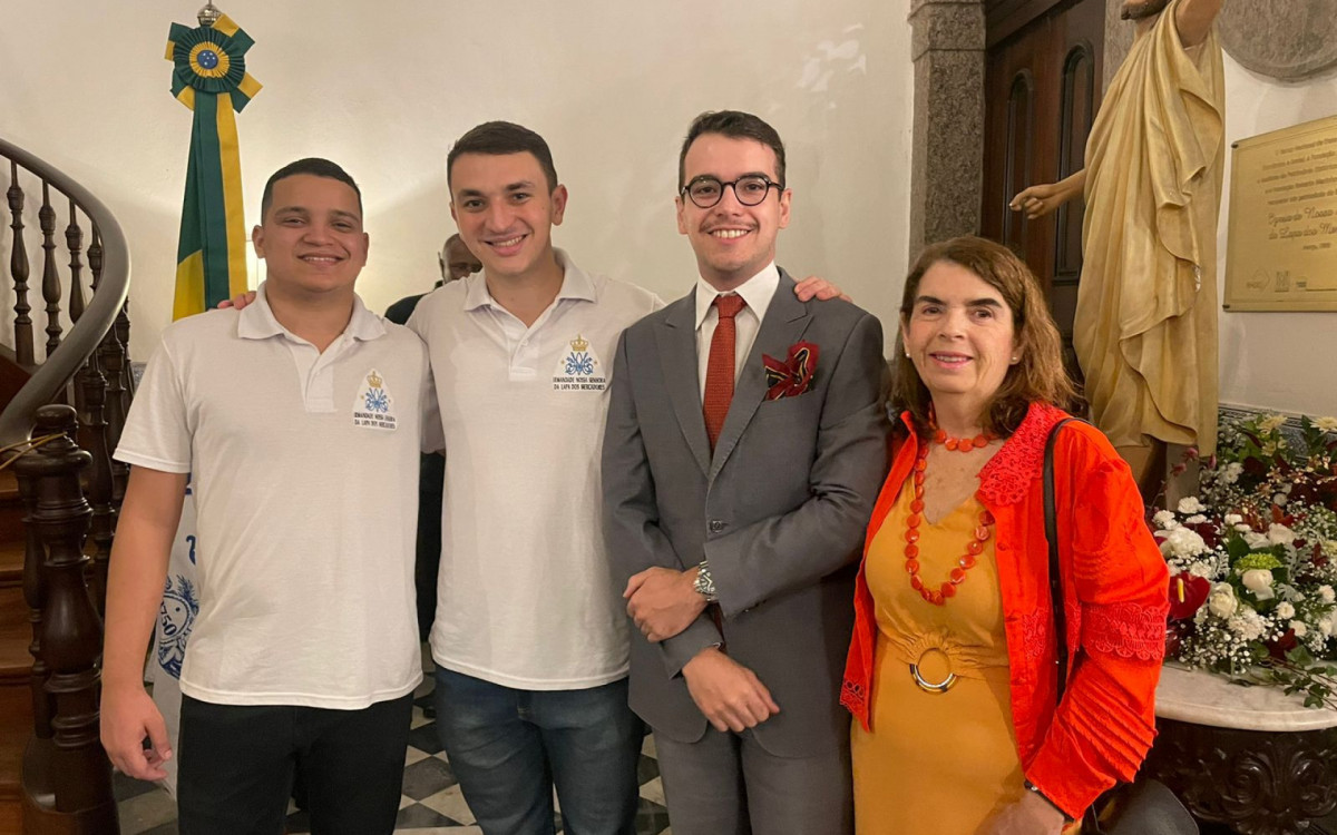 Da esquerda para direita, Searon Cabral, Daniel Muniz, Danylo Rodrigues e Maria Aparecida Rodrigues foram voluntários que trabalharam na reforma da igreja - Anna Clara Sancho / Agência O Dia