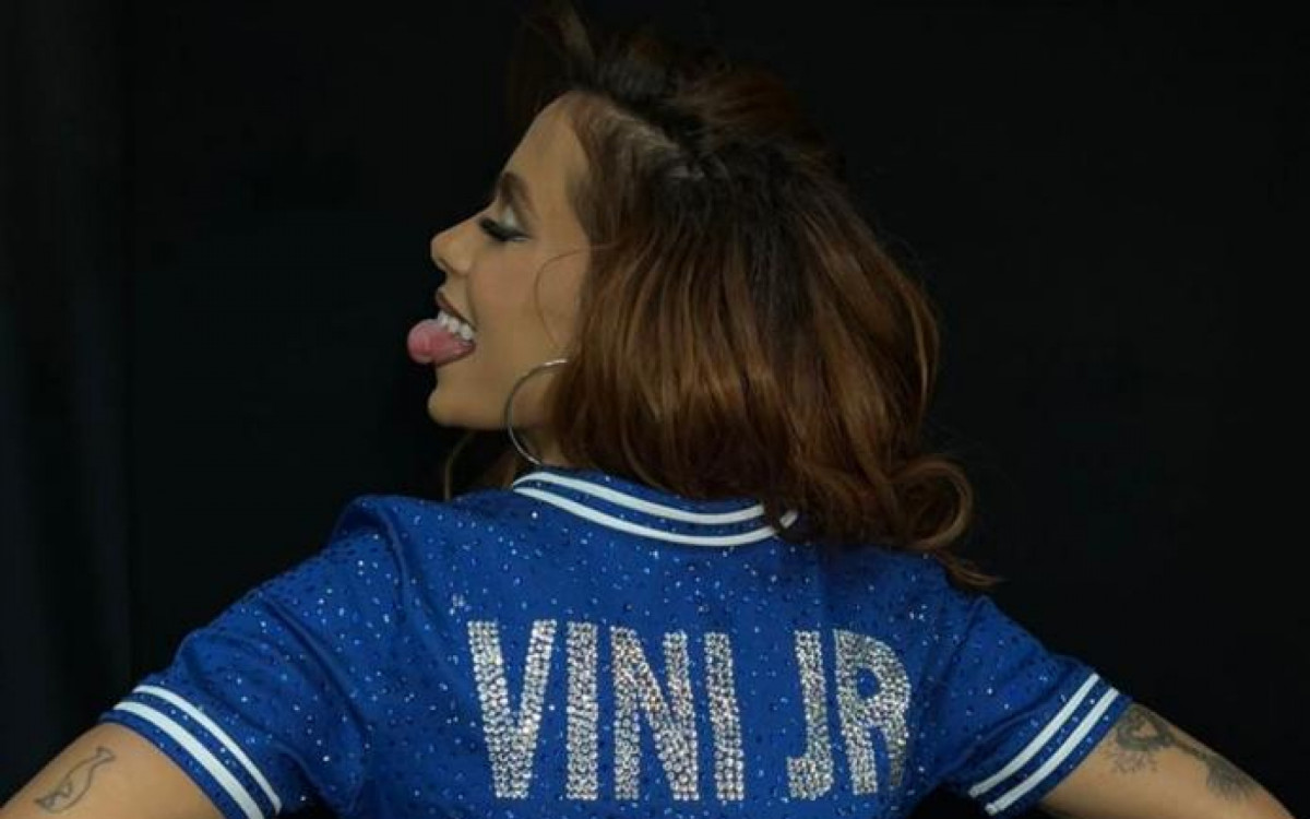 Anitta homenageia Vini Jr.