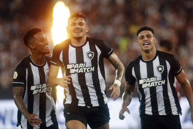Com dois de Tiquinho Soares, Botafogo vence o Fortaleza e segue na liderança do Brasileirão