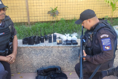 Bandidos em fuga abandonam dois carros após abordagem policial em Bangu