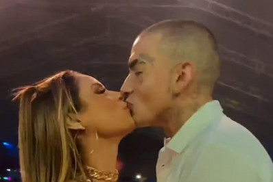 Após reatar casamento, Lexa ganha beijinho de MC Guimê durante show