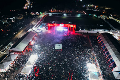 Com lotação máxima, terceira noite da Festa do Tomate é sucesso de público