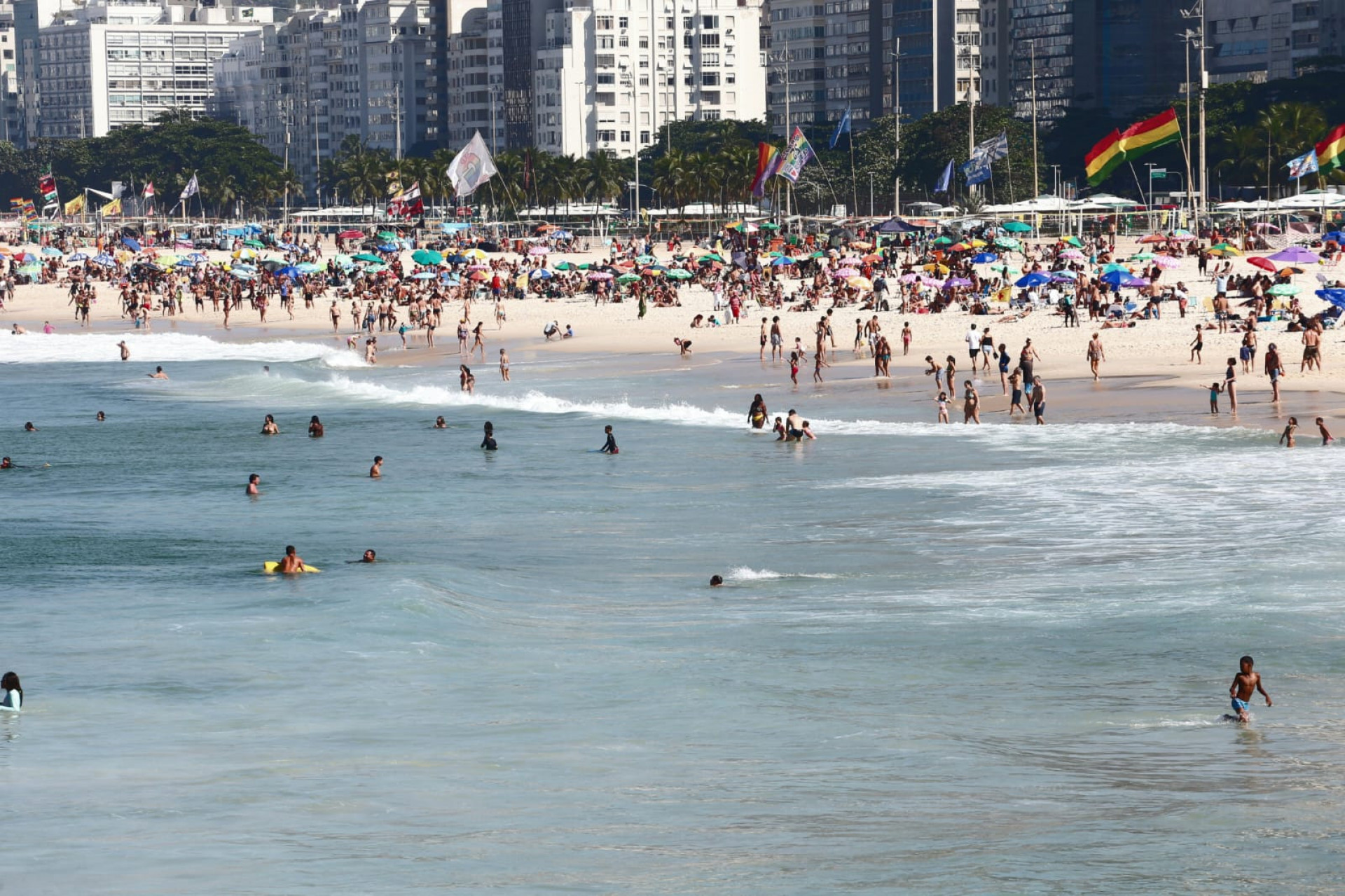 Centenas de pessoas foram à Praia do Leme - Cléber Mendes/Agência O Dia