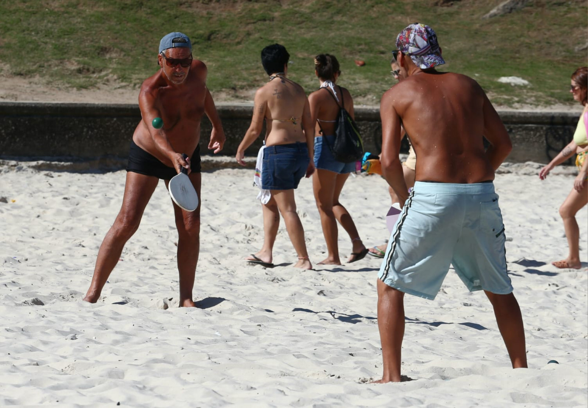 Dupla joga frescobol na areia - Cléber Mendes/Agência O Dia