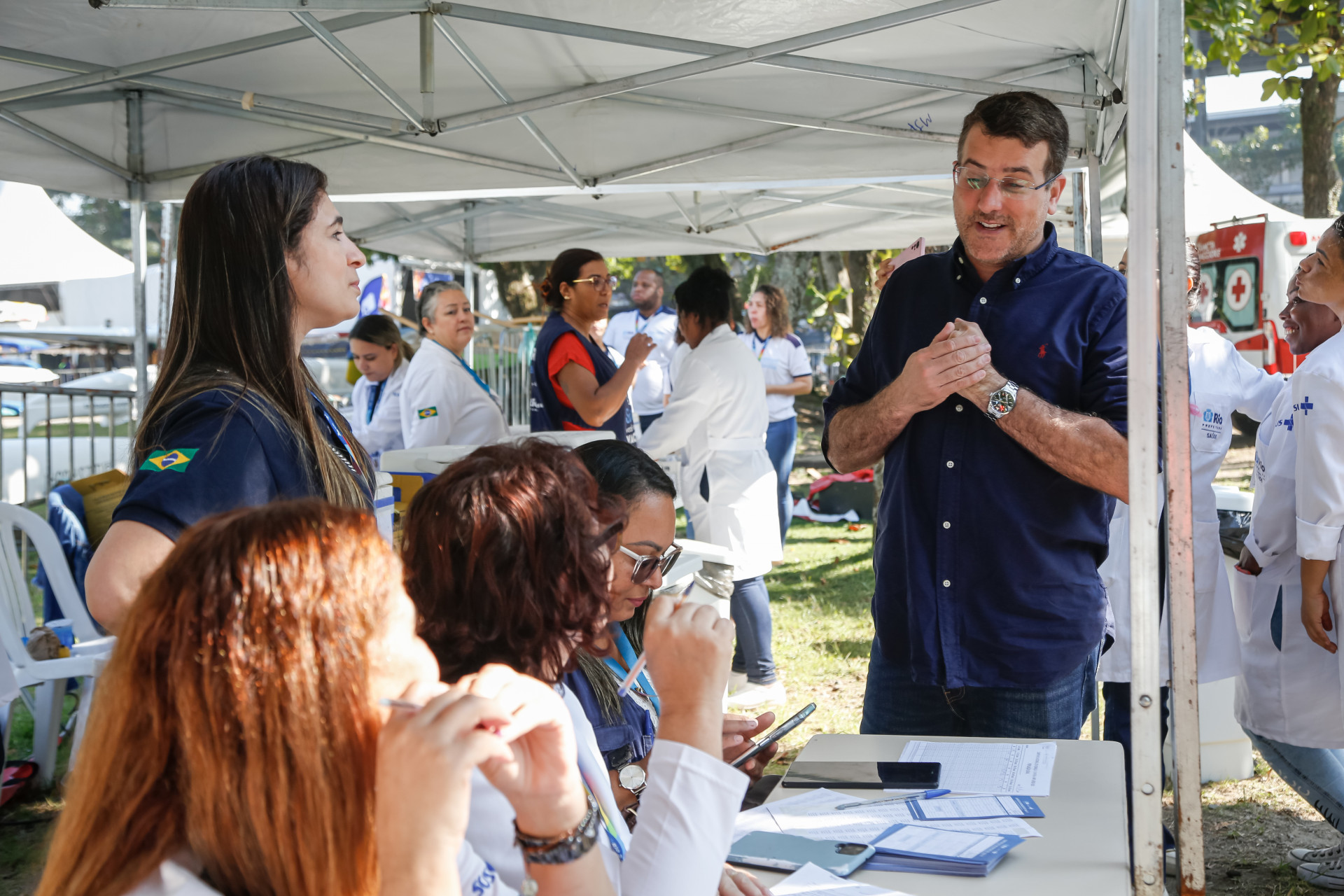Daniel Soranz esteve no posto de vacina&ccedil;&atilde;o na Marina da Gl&oacute;ria, na linha de chegada da Maratona do Rio - Edu Kapps / SMS