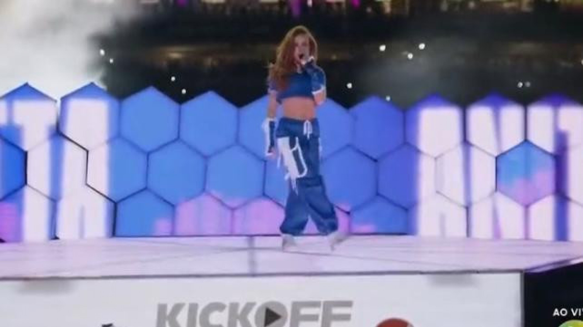 Anitta de apresenta na final da Champions League - Reprodução / SBT