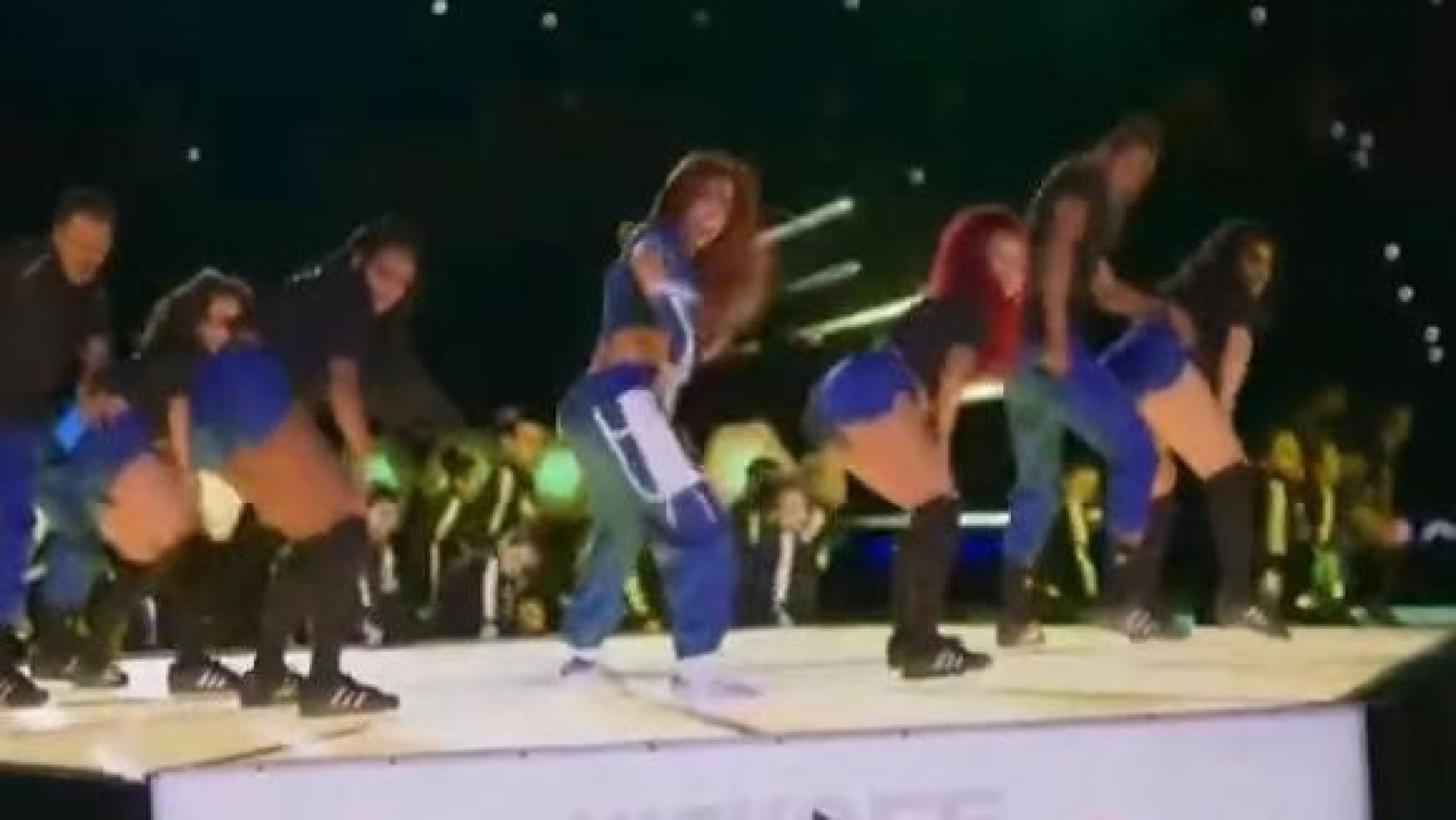 Anitta de apresenta na final da Champions League - Reprodução / SBT