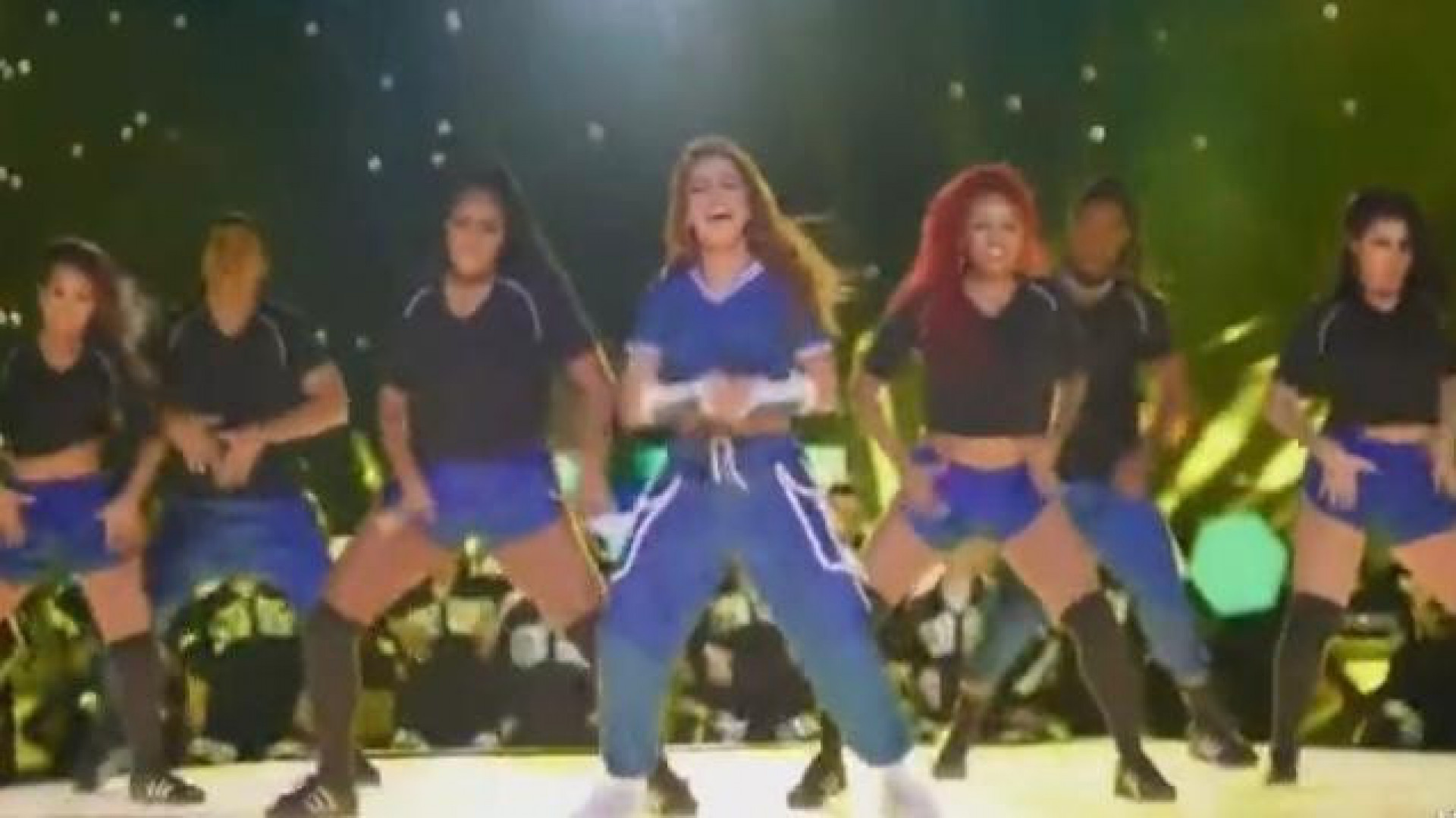 Anitta de apresenta na final da Champions League - Reprodução / SBT