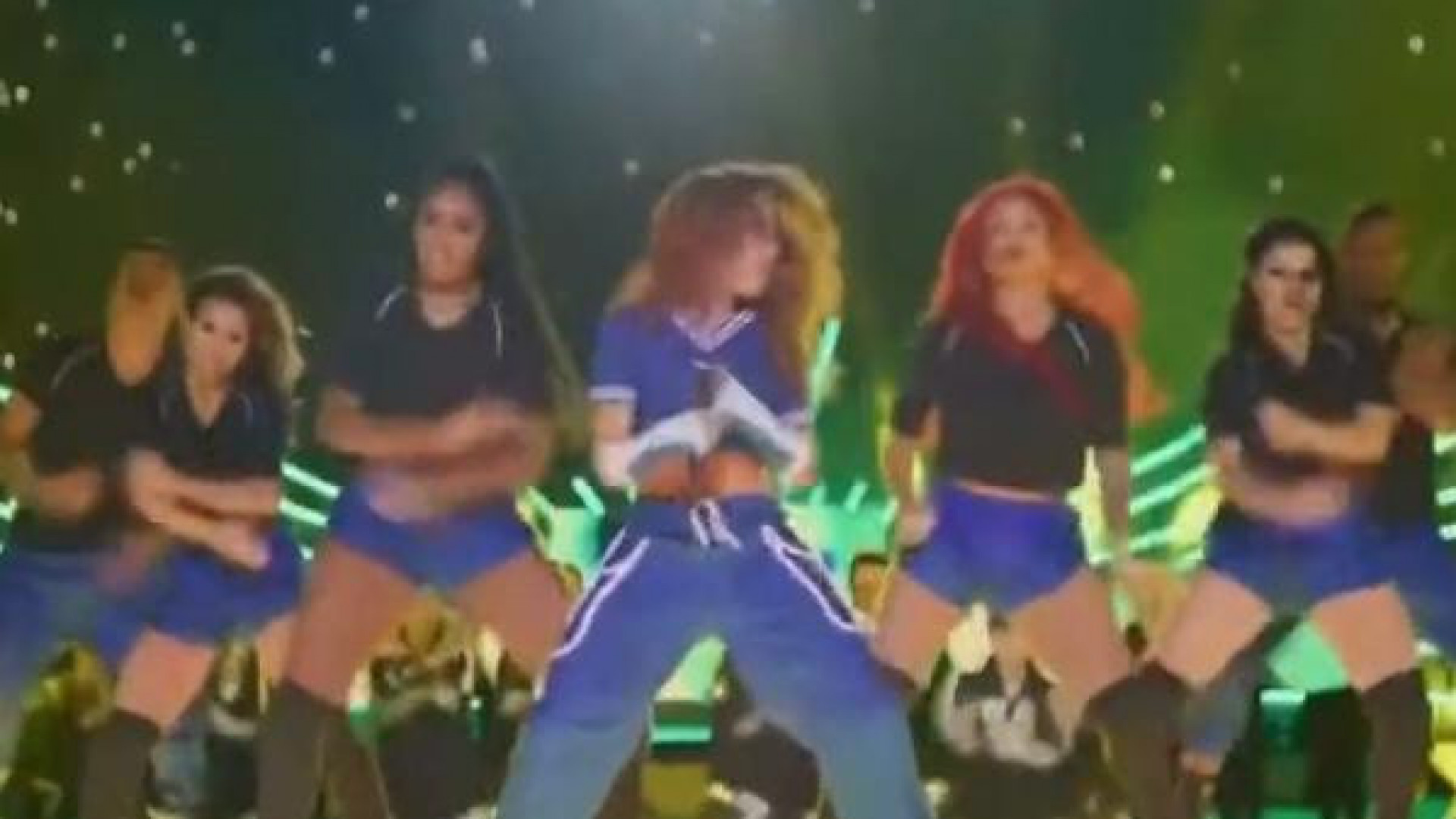 Anitta de apresenta na final da Champions League - Reprodução / SBT