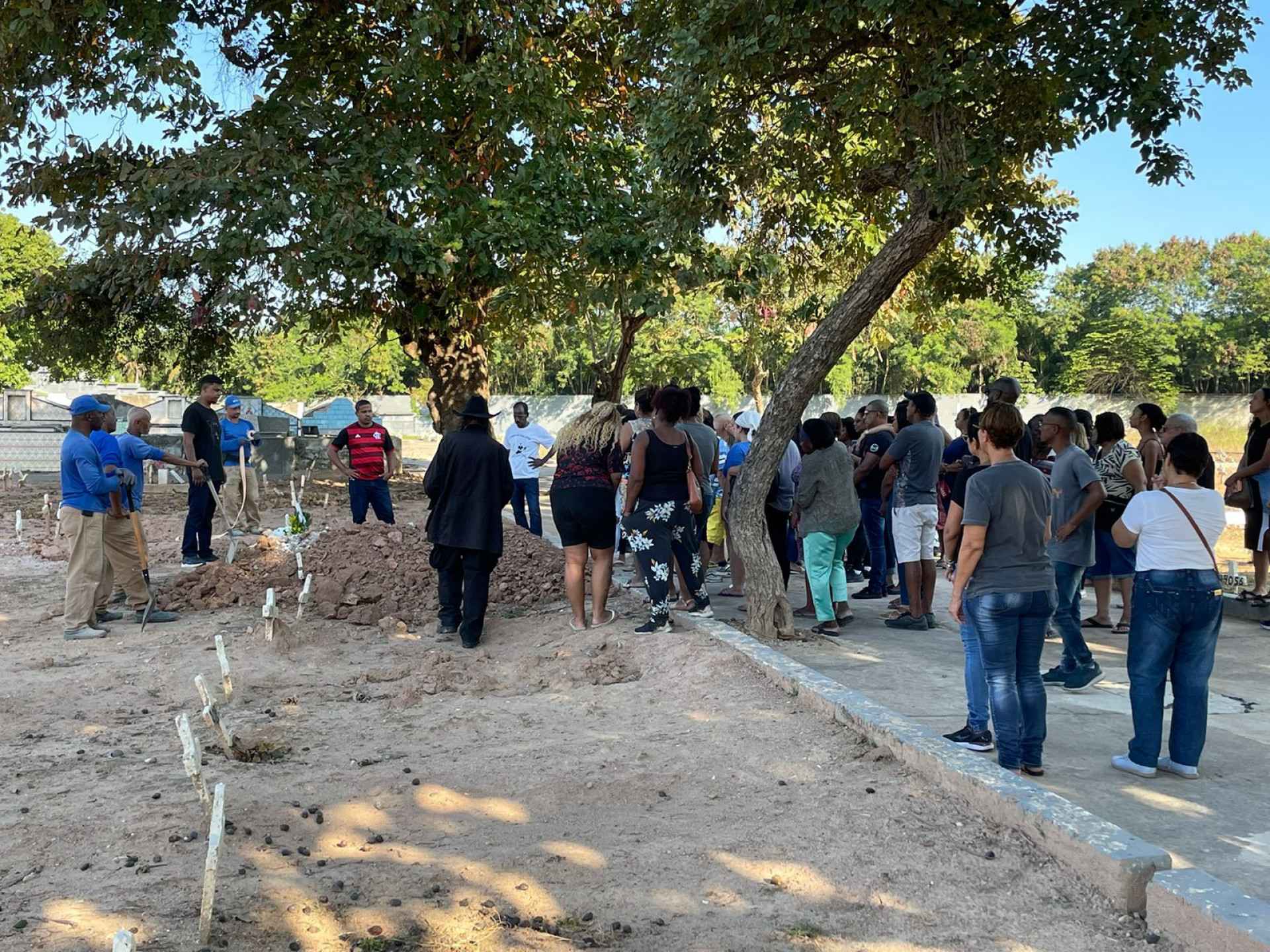 Familiares e amigos de Michele se reuniram no Cemitério de Ricardo de Albuquerque para seu sepultamento - Roberta Sampaio / Agência O Dia