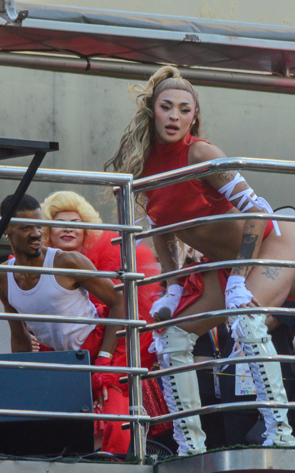 Quebrou tudo! Pabllo Vittar se apresenta na Parada
