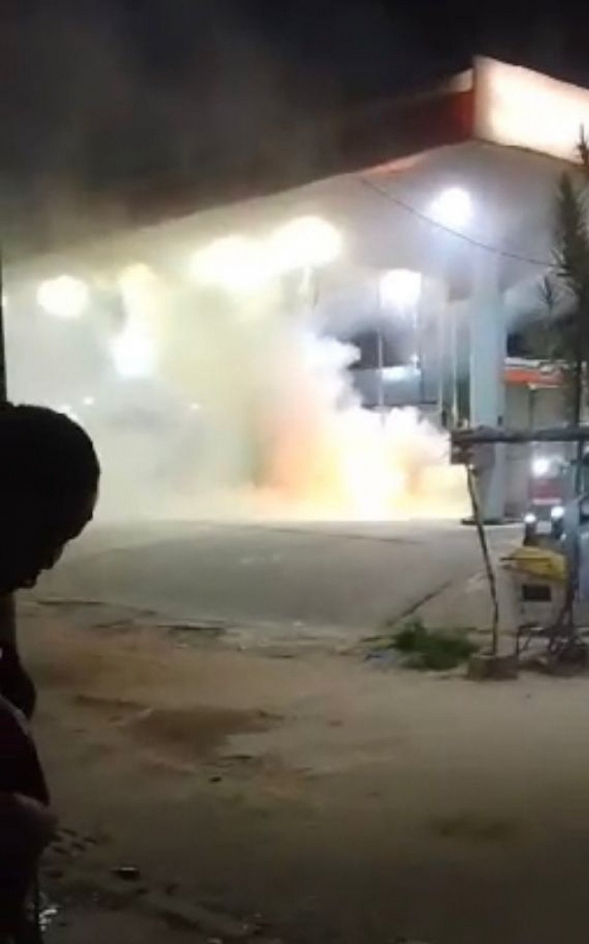 Fogo em posto de gasolina assusta moradores de Realengo, na Zona Oeste do Rio - Reprodução / Redes sociais