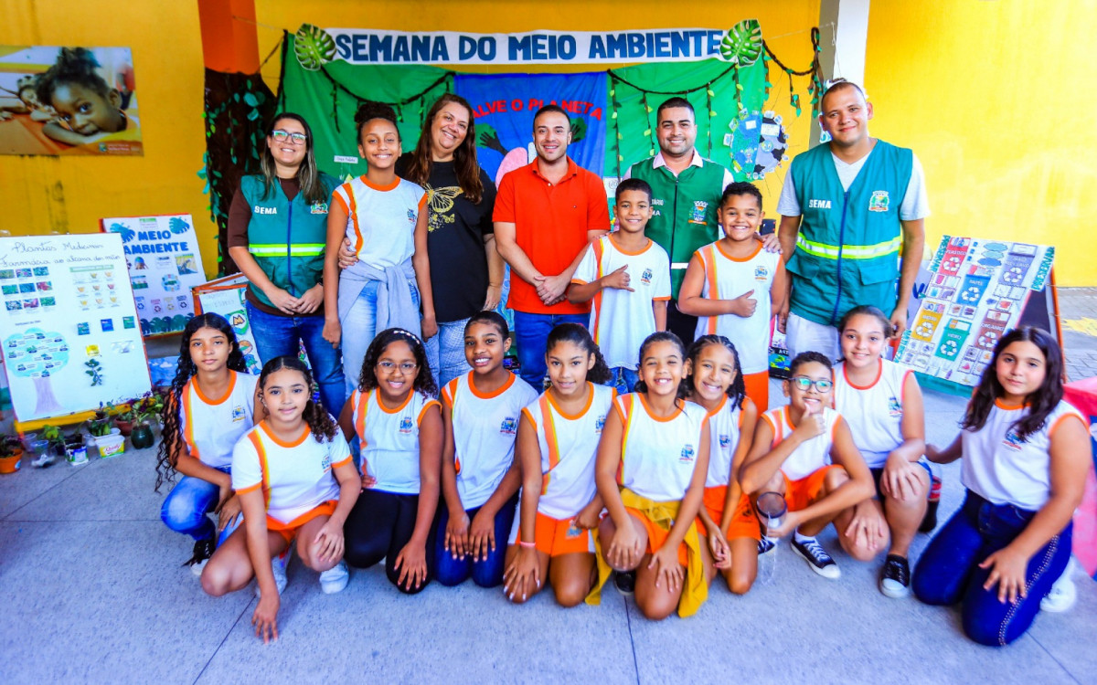 Os secret&aacute;rios Igo Menezes e Matheus (quinto e sexto da esquerda para a direita) prestigiaram a exposi&ccedil;&atilde;o na Bispo Moacyr
