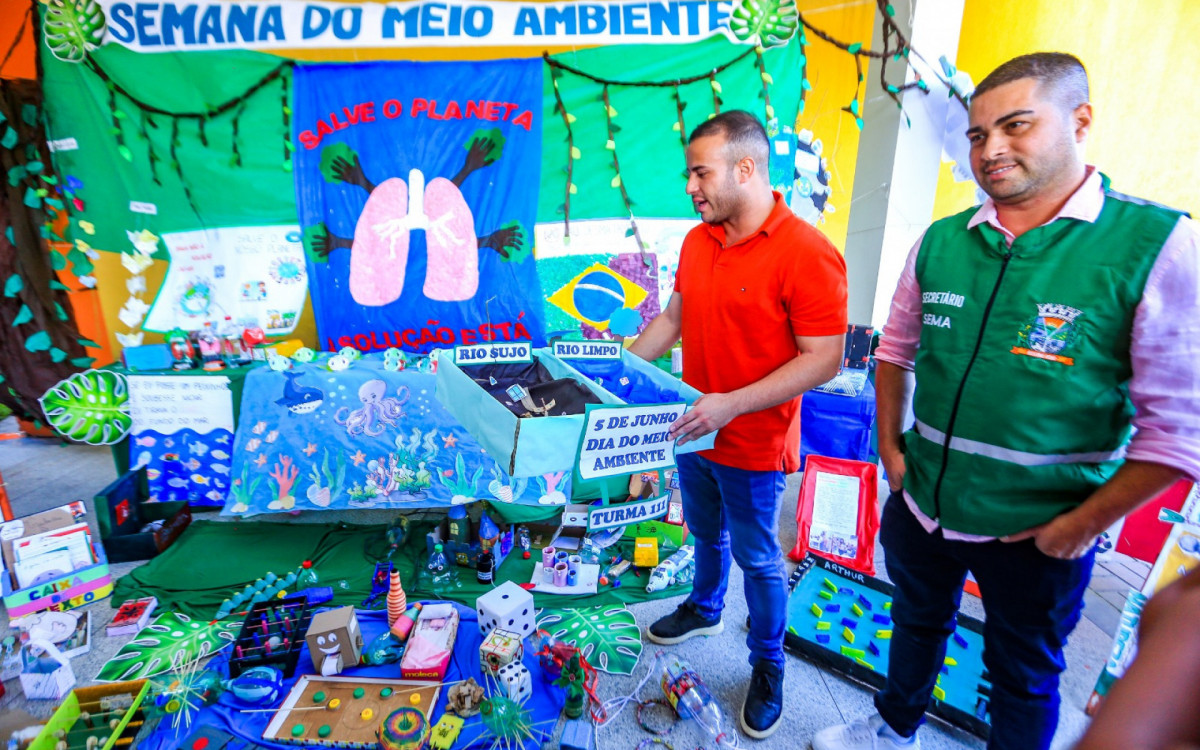 Igo Menezes e Matheus elogiaram os trabalhos dos alunos sobre a preserva&ccedil;&atilde;o do meio ambiente