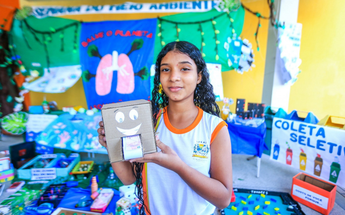 A aluna Greice Kelly aprendeu a n&atilde;o jogar lixo no local errado e preservar a natureza