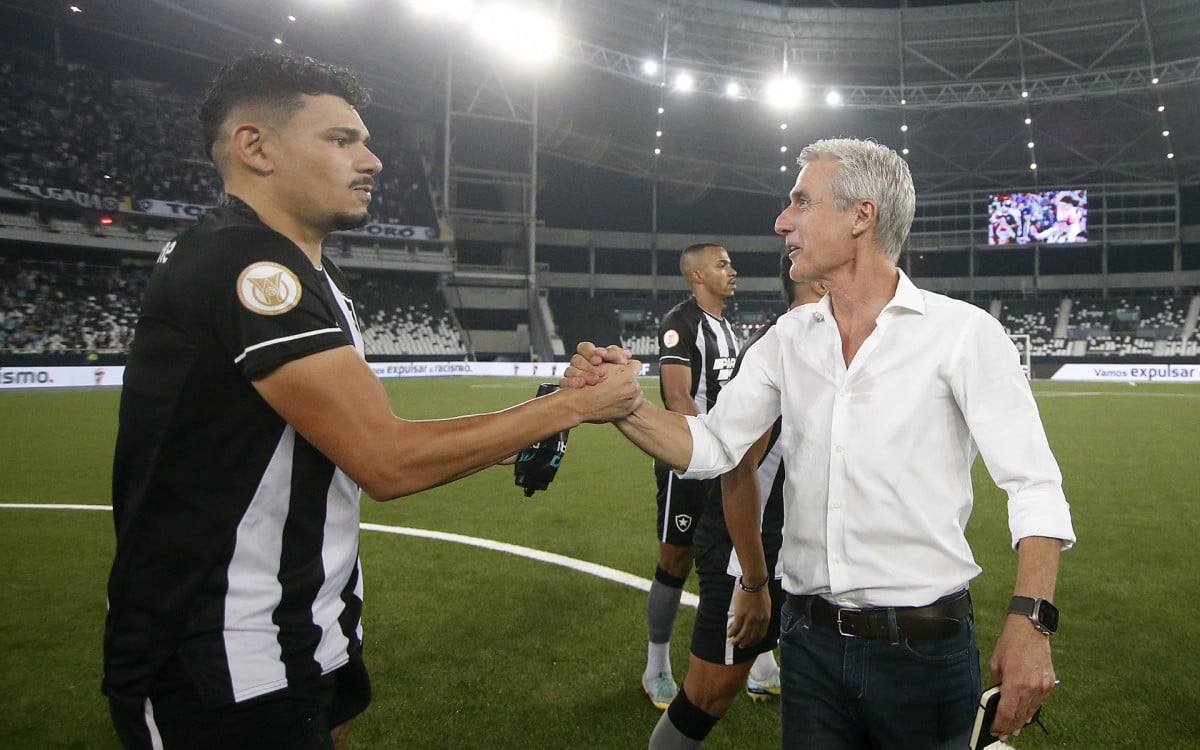 Luís Castro e Tiquinho Soares após vitória do Botafogo