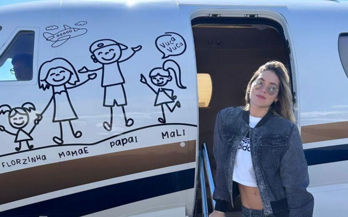 Virg&iacute;nia Fonseca fica chocada com presente de Z&eacute; Felipe