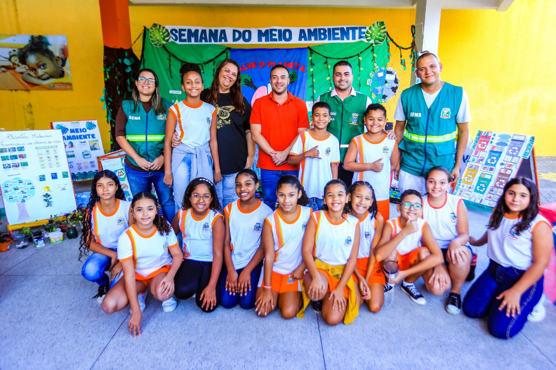 Os secret&aacute;rios Igo Menezes e Matheus (quinto e sexto da esquerda para a direita) prestigiaram a exposi&ccedil;&atilde;o na Bispo Moacyr - Rafael Barreto / PMBR