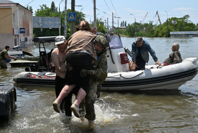 Bombardeio contra barco que transportava vítimas das inundações deixa três mortos na Ucrânia