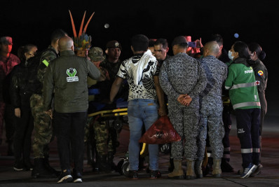Mãe de crianças resgatadas da selva colombiana ficou quatro dias viva após acidente de avião