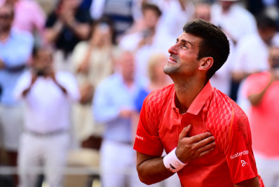 Vídeo: Djokovic leva garrafada após vitória no Masters 1000 de Roma