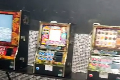 Mulher é detida suspeita de explorar jogos de azar em Bateau Mouche; máquinas caça-níqueis são apreendidas