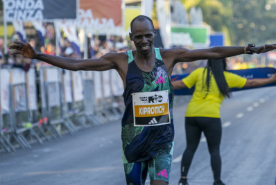 Queniano vence Maratona do Rio com recorde na prova de 42 km