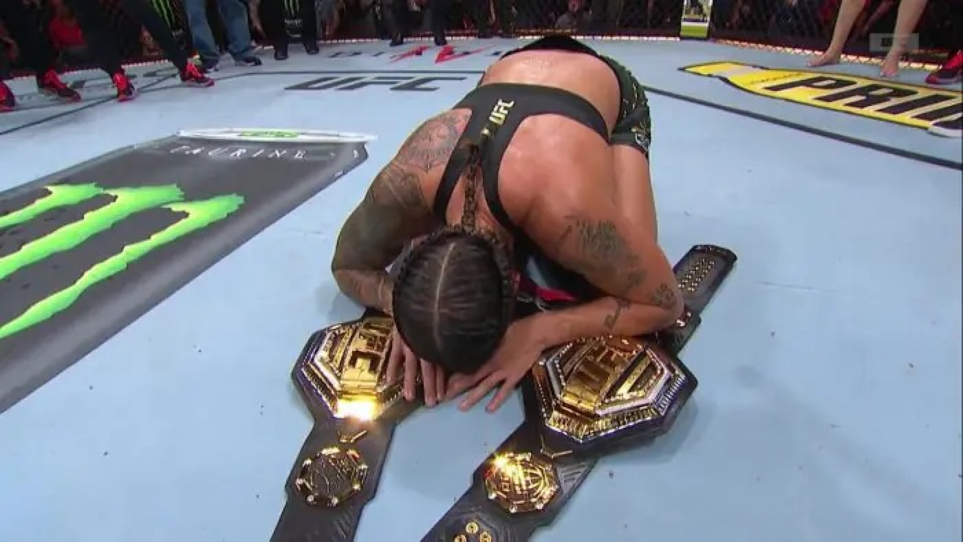 Amanda Nunes se aposentou como campeã dupla do UFC -  (Foto: Reprodução ESPN)