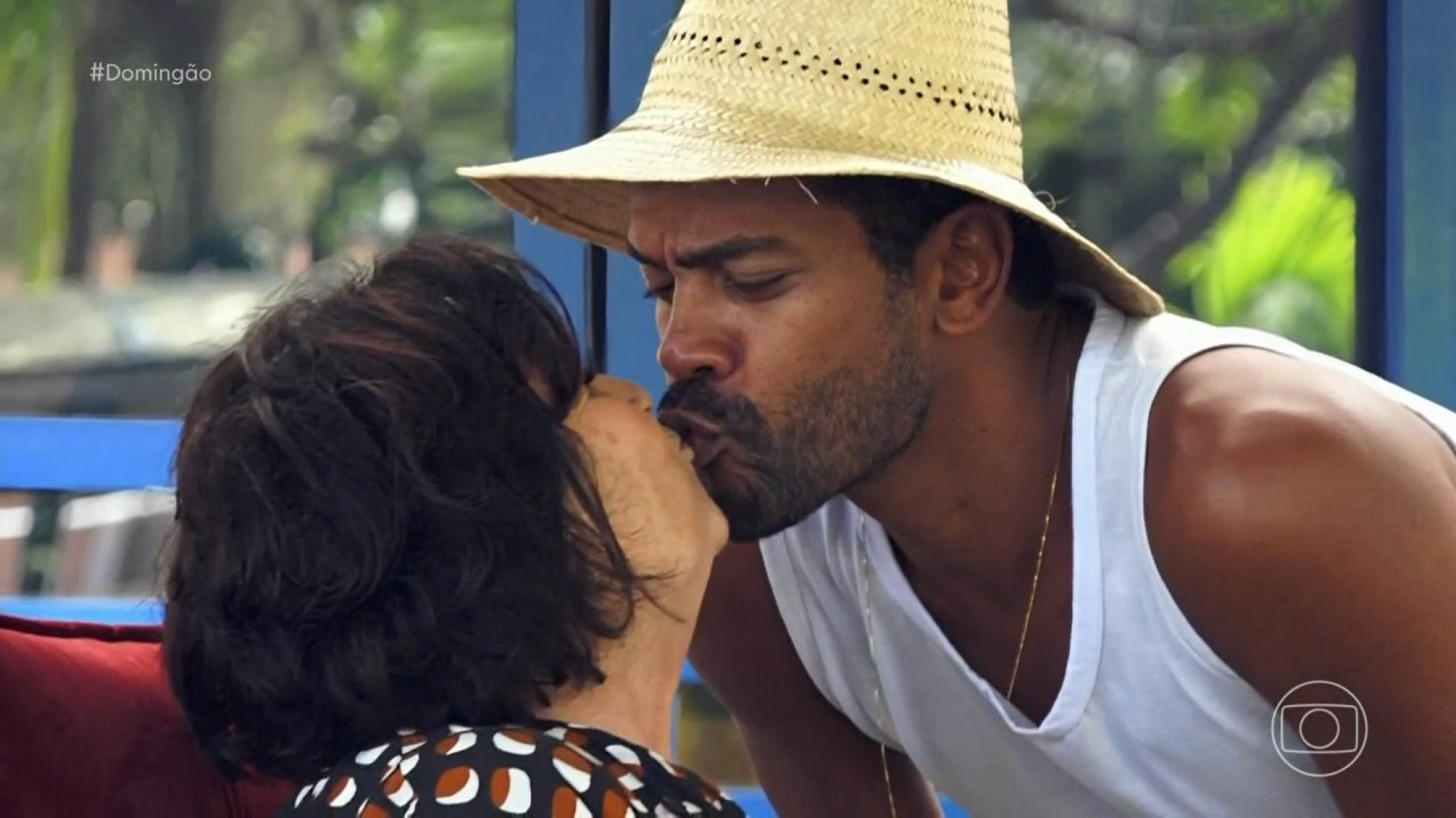 Dona Déa recebe selinho de Samuel Assis - Reprodução / TV Globo