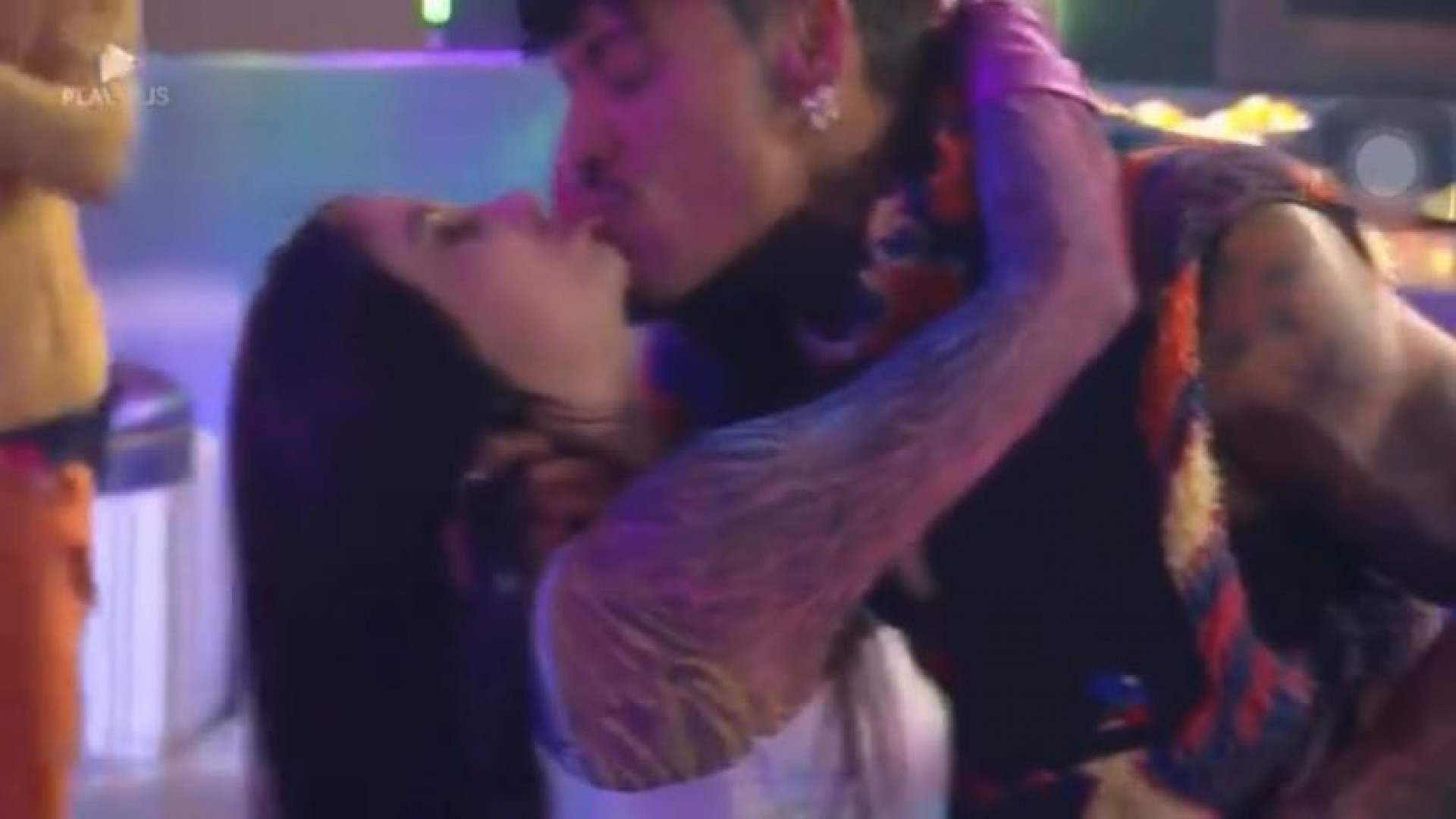 Victoria Macan trai noivo no reality 