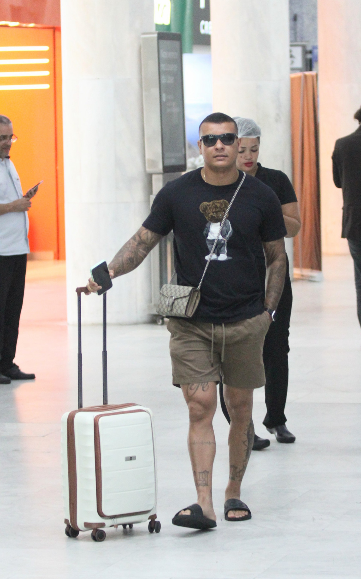 Jojo Todynho desembarca no Aeroporto Santos Dumont, no Rio, de mãos dadas com o novo namorado