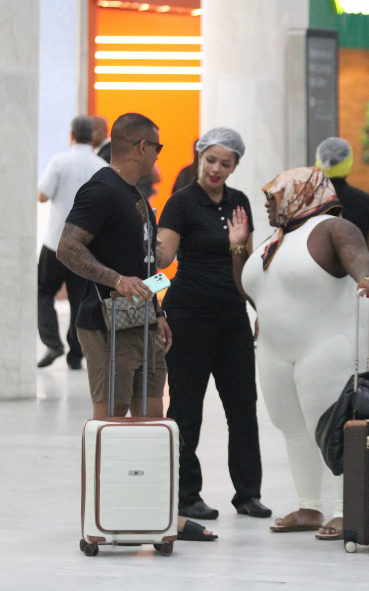 Jojo Todynho desembarca no Aeroporto Santos Dumont, no Rio, de mãos dadas com o novo namorado