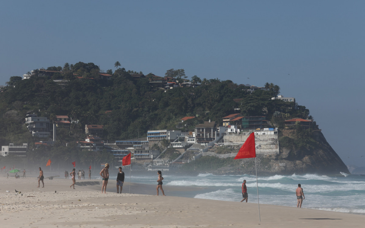 Previsão de chegada de ondas fortes nas praias do Rio, na foto: ondas fortes na praia da Barra da Tijuca, altura do Quebra mar . Foto: Pedro Ivo/ Agência O Dia