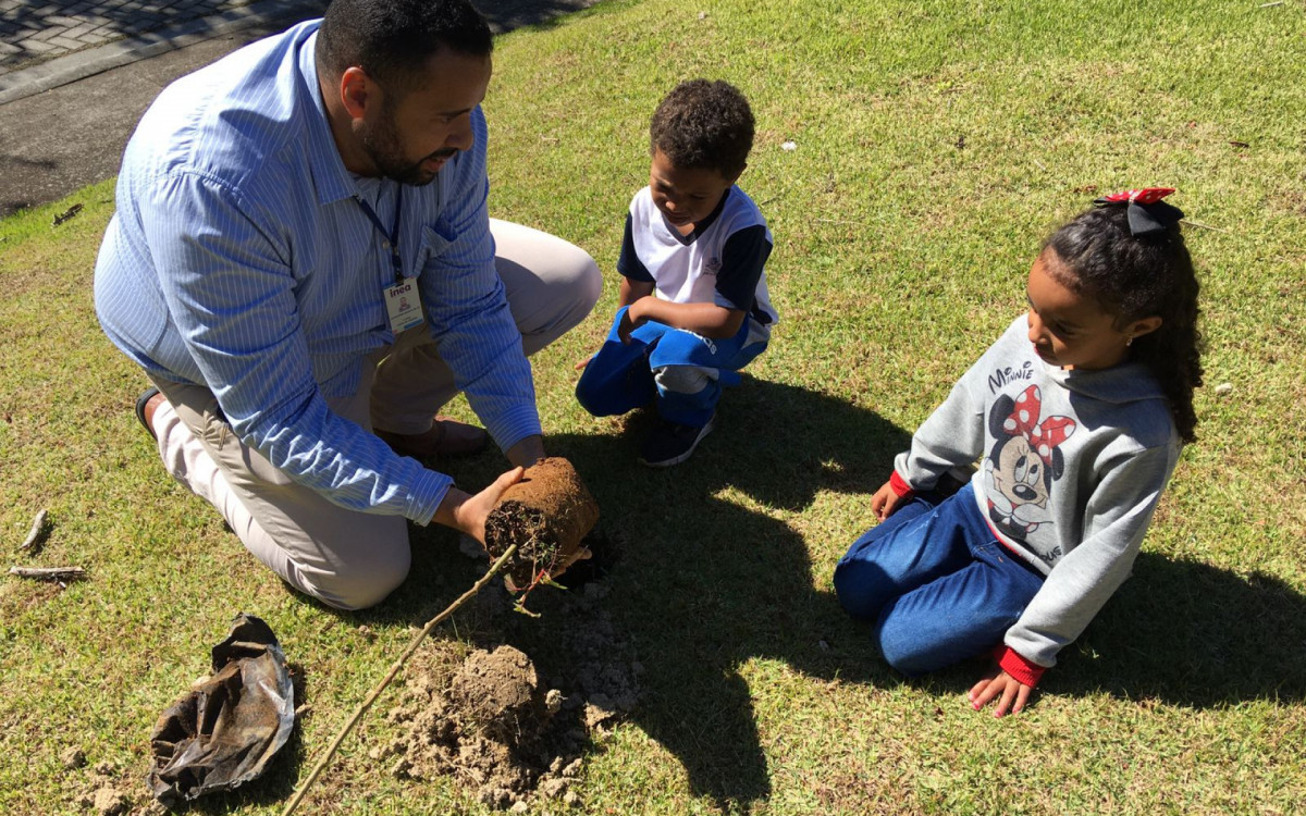 O gestor do Parque Estadual dos Tr&ecirc;s Picos, Alexandre Donato, ensina como plantar uma &aacute;rvore