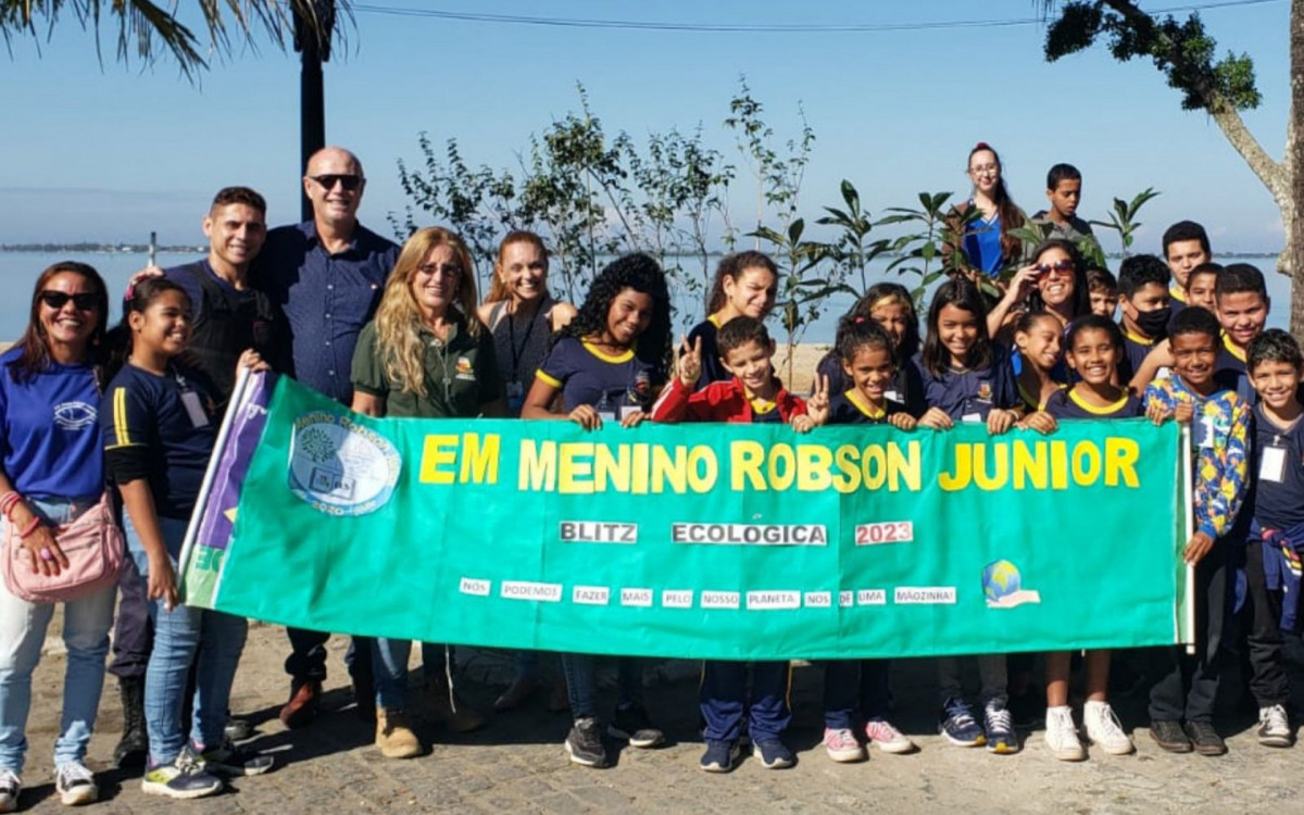 Os alunos distribu&iacute;ram mudas de plantas aos motoristas, lembrando a todos sobre a import&acirc;ncia de cuidar do Meio Ambiente