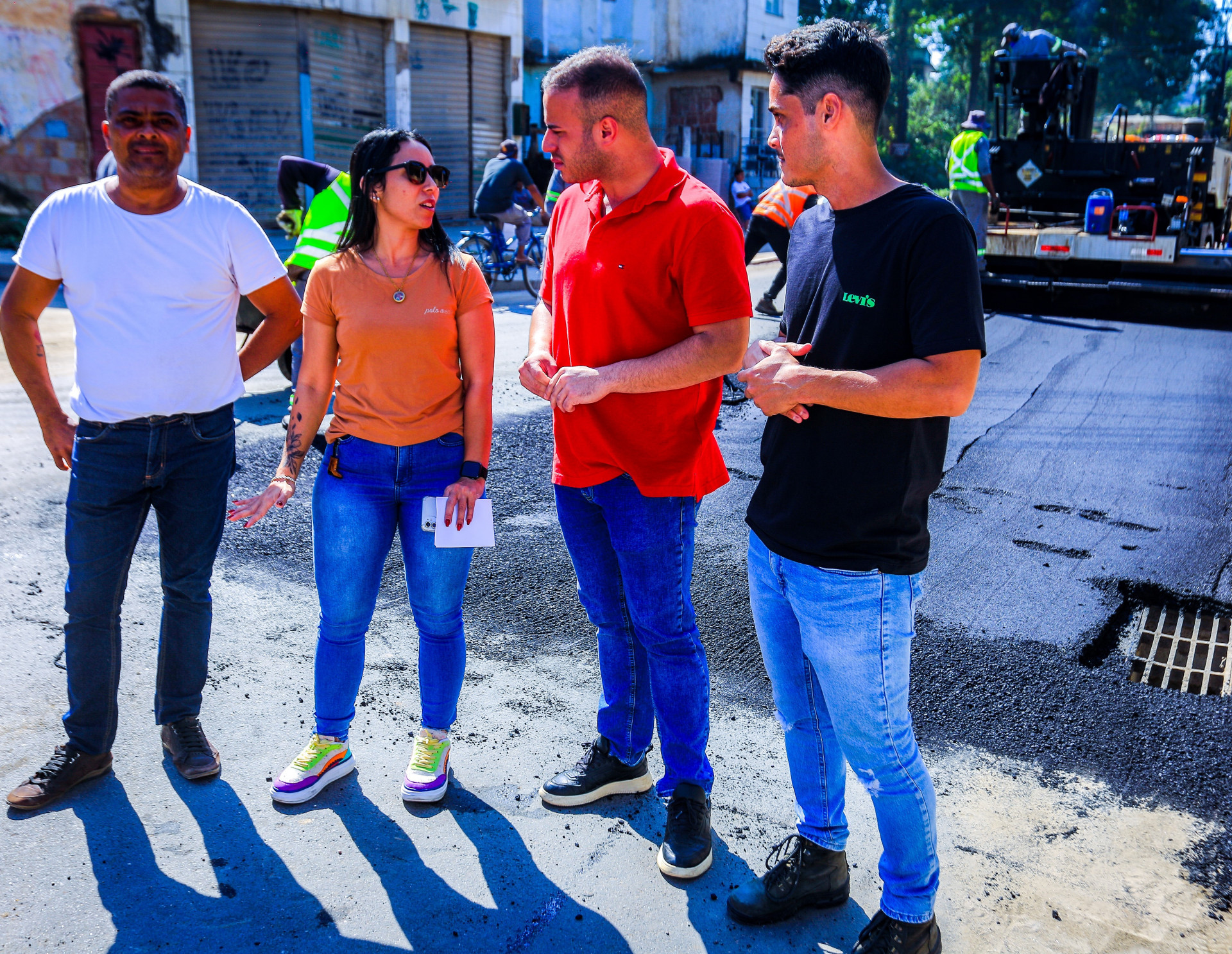 O morador Ezequiel Antinho (E) conversou com o secret&aacute;rio Matheus (D) e elogiou as obras - Rafael Barreto / PMBR