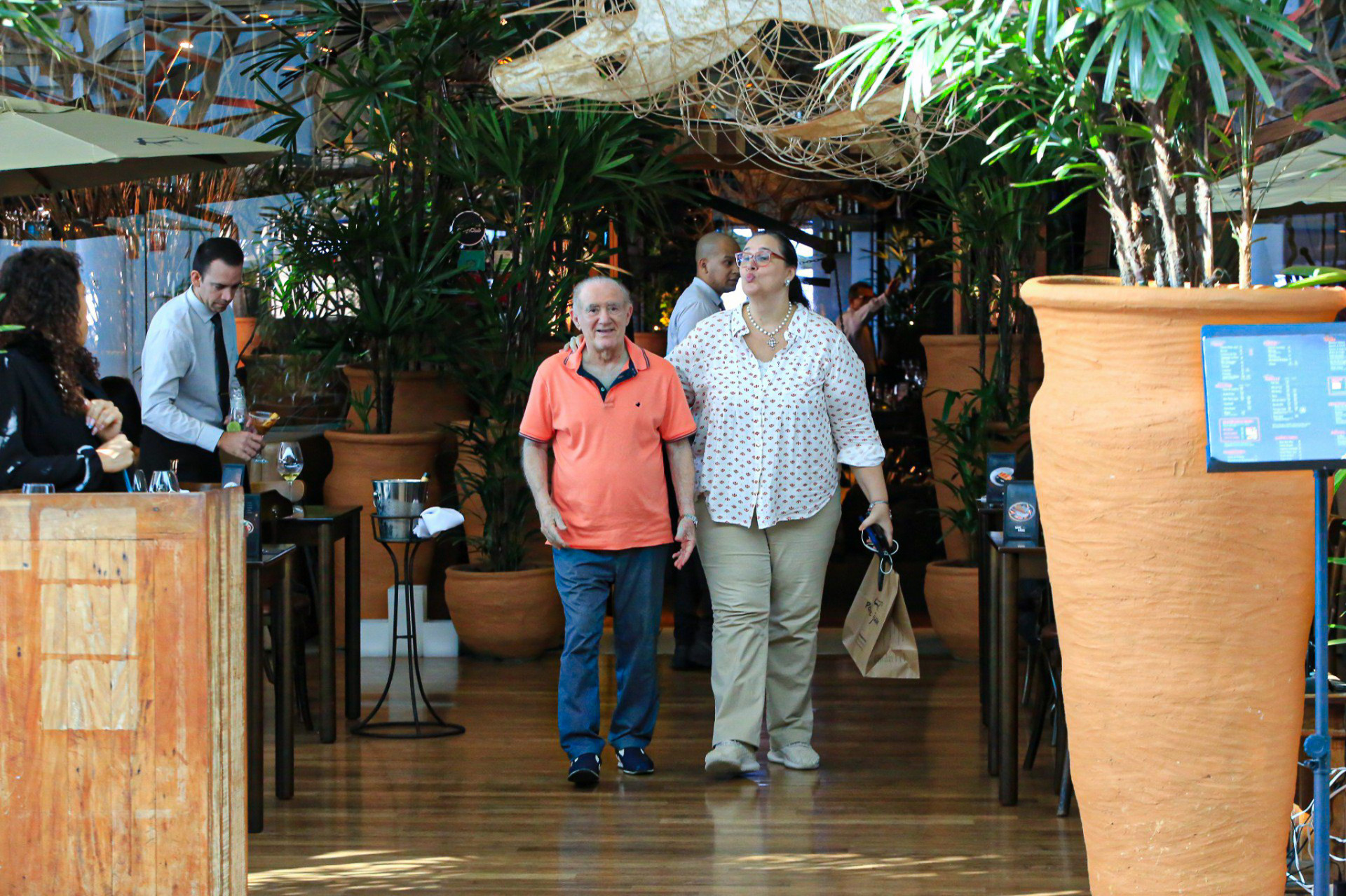 Renato Aragão e a esposa Lilian em shopping no Rio - Edson Aipim/Ag. News